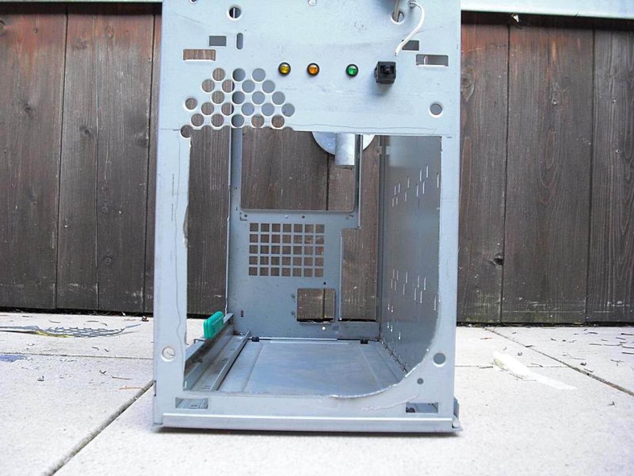 [01/08/2010] Casemod Concrete Elephant: Ein Retro-Gehäuse wird aufgemöbelt (10)