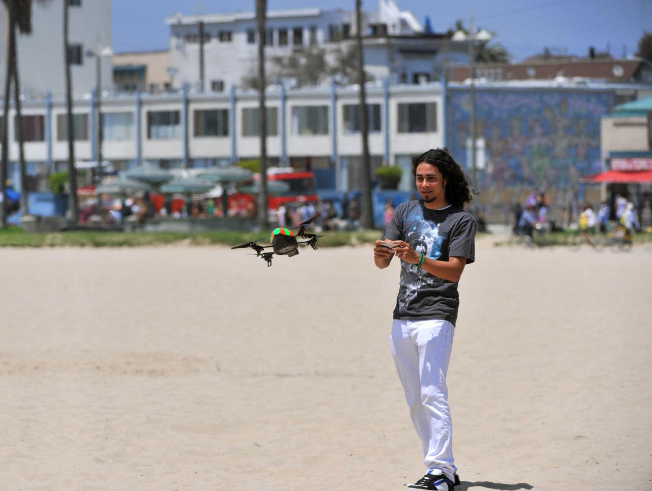 [18/08/2010] Parrot AR.Drone (5)