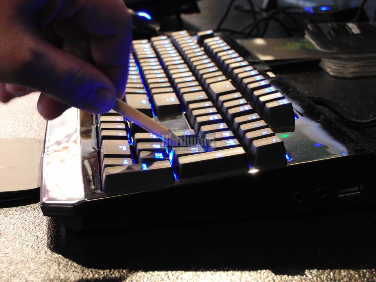 [19/08/2010] Razer Black Widow auf der Gamescom 2010 (13)