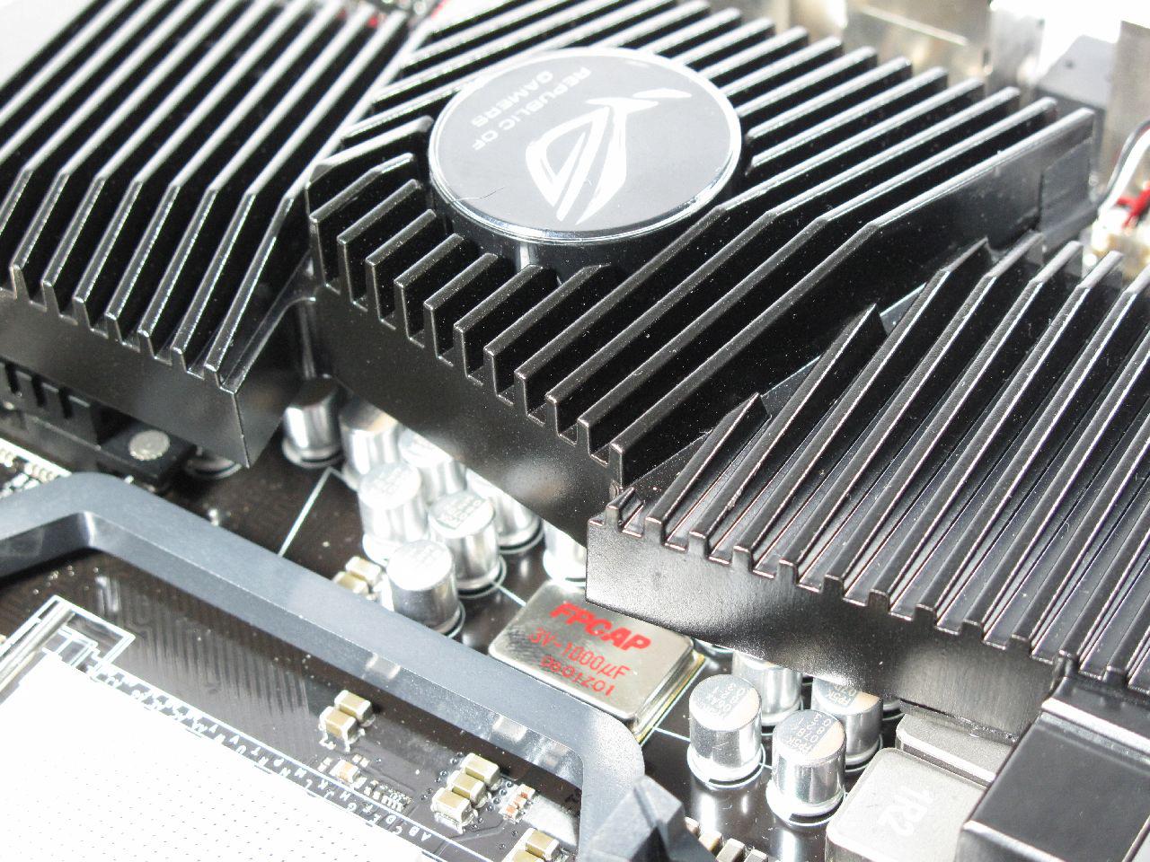 [08/09/2010] Asus Crosshair IV Extreme in der Redaktion eingetroffen. Der Testbericht erscheint in der Ausgabe 11/2010. (5)