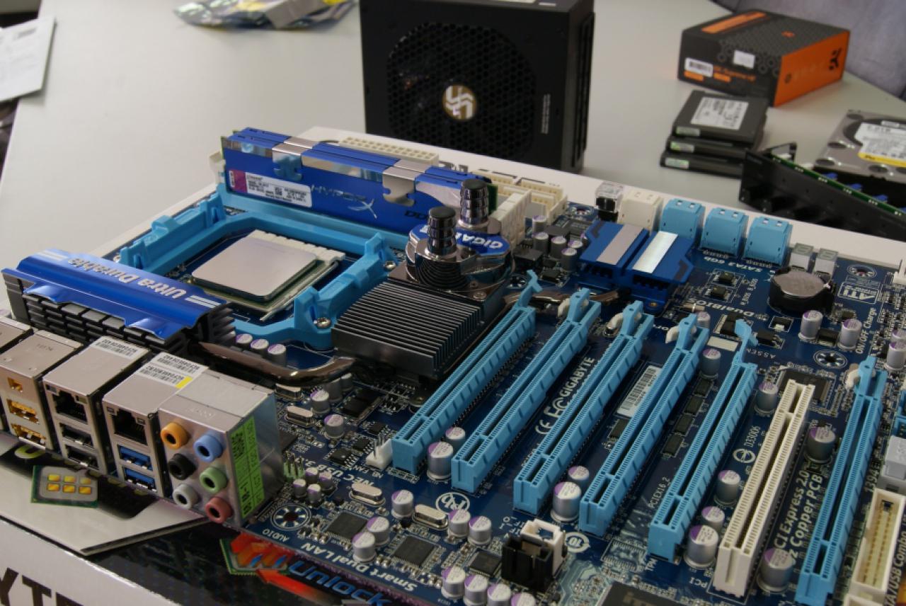 [12/09/2010] Schrauber-Tagebuch: High-End-PC mit 4-GHz-Hexacore, 16 GiByte RAM und vier SSDs (17)