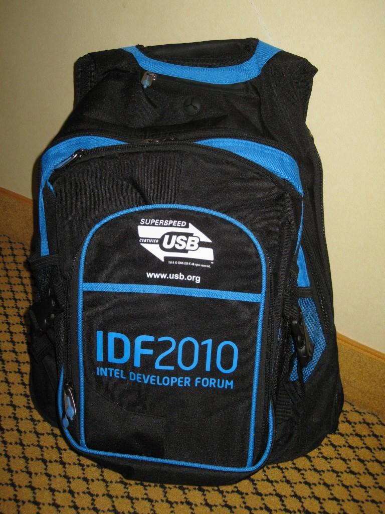 [15/09/2010] Wie dieser Rucksack, der an IDF-Besucher verteilt wurde, bereits andeutet, spielte USB Supersped (USB 3.0) auf der Intel-Hausmesse eine große Rolle.