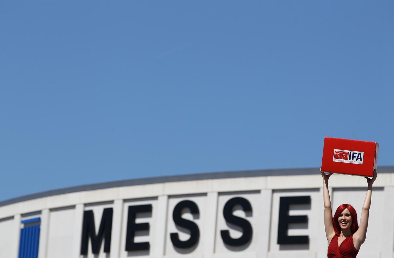 [03/09/2010] IFA 2010: Bundeskanzlerin eröffnet größte Unterhaltungsmesse (Im Bild: Miss IFA) (2)