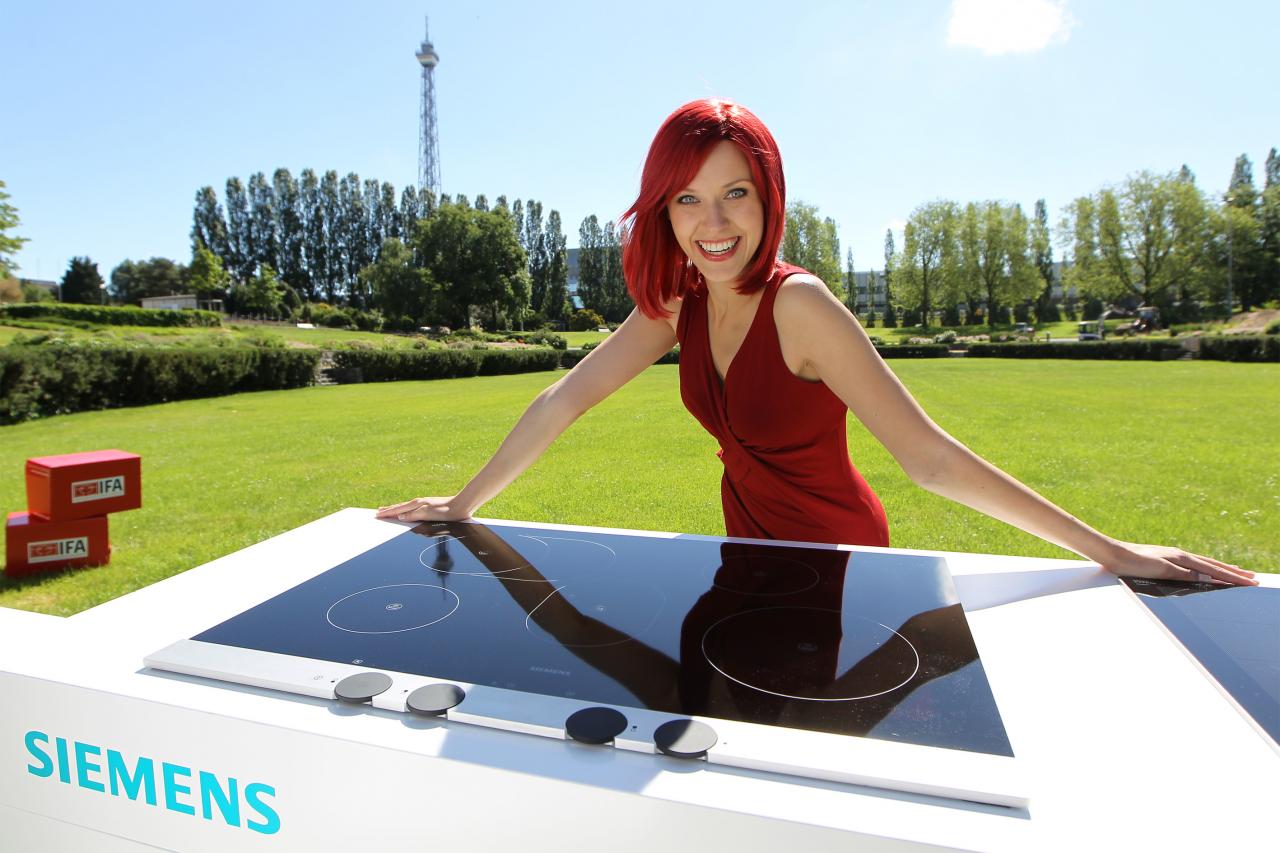 [03/09/2010] IFA 2010: Bundeskanzlerin eröffnet größte Unterhaltungsmesse (Im Bild: Miss IFA) (4)