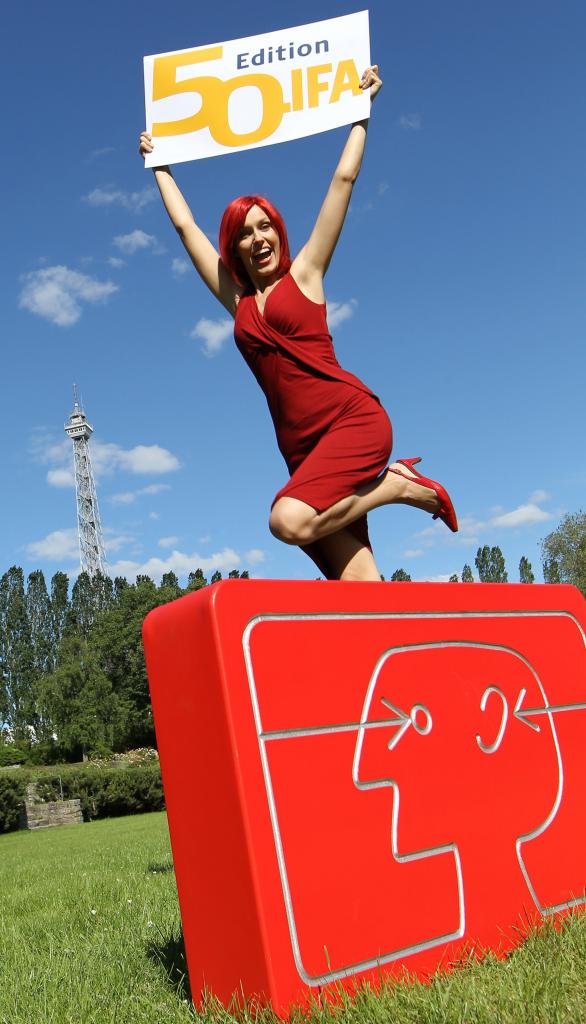 [03/09/2010] IFA 2010: Bundeskanzlerin eröffnet größte Unterhaltungsmesse (Im Bild: Miss IFA) (13)