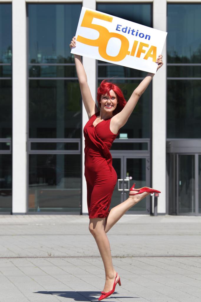 [03/09/2010] IFA 2010: Bundeskanzlerin eröffnet größte Unterhaltungsmesse (Im Bild: Miss IFA) (15)