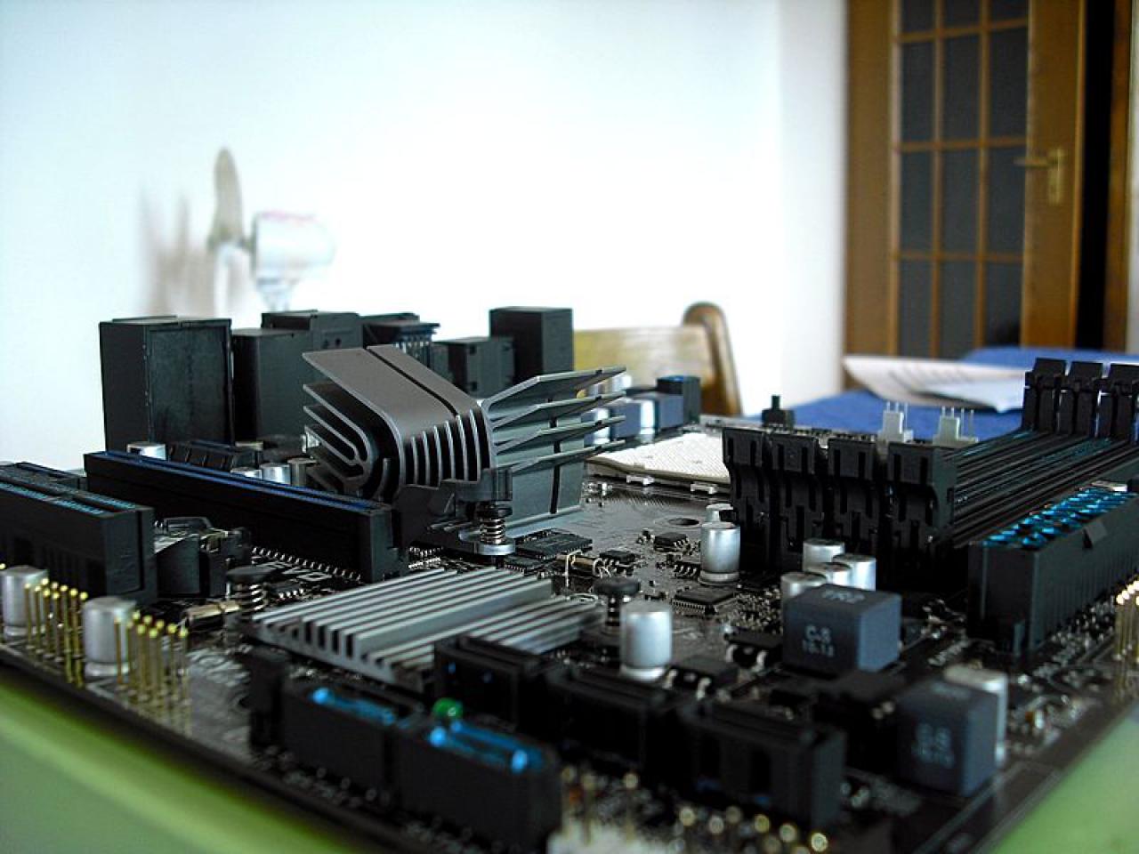 [19/09/2010] Casemod Concrete Elephant - Update: Frischer Anstrich für das Mainboard (22)
