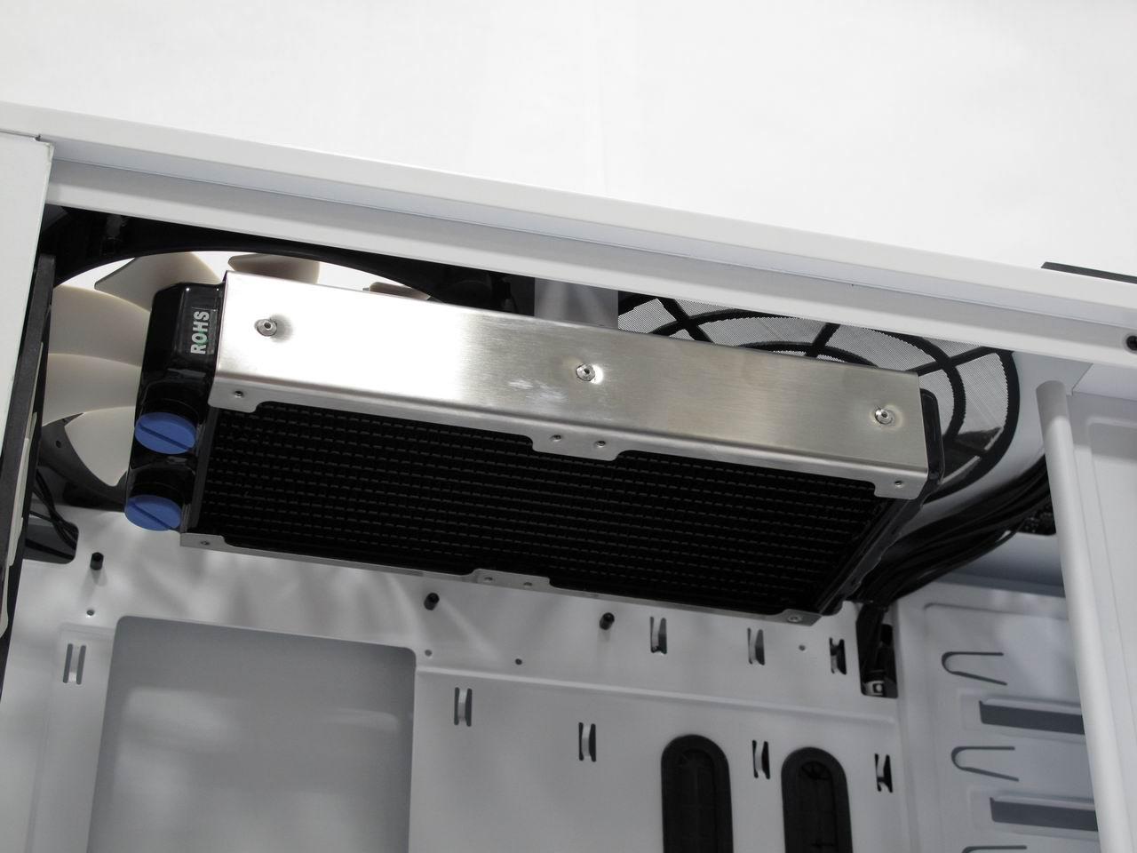 [19/10/2010] Als Bonus für Nutzer mit einem wassergekühlten System legt NZXT dem Phantom zusätzliche Halterungen bei, mit denen Sie einen Radiator unter den Lüftern im Deckel anbringen können.