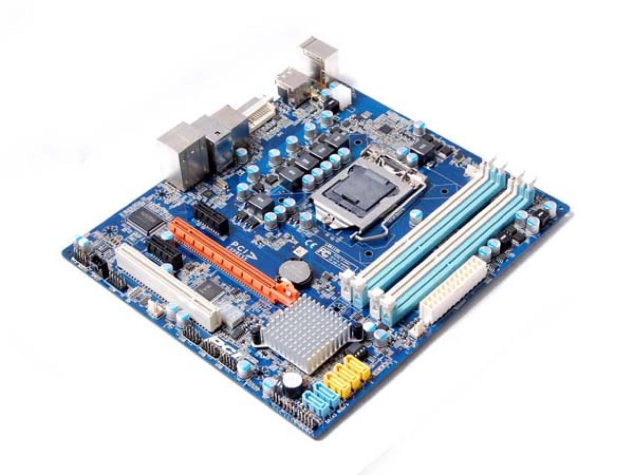 [03/10/2010] Neues Micro-ATX-Mainboard von Zotac mit H67-Chipsatz abgelichtet. (5)
