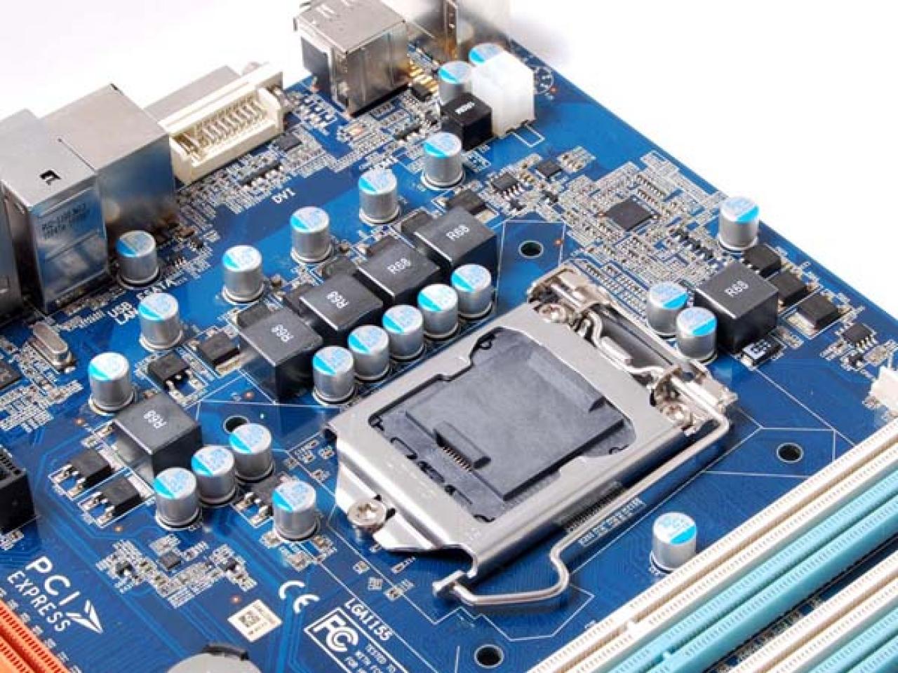 [03/10/2010] Neues Micro-ATX-Mainboard von Zotac mit H67-Chipsatz abgelichtet. (6)