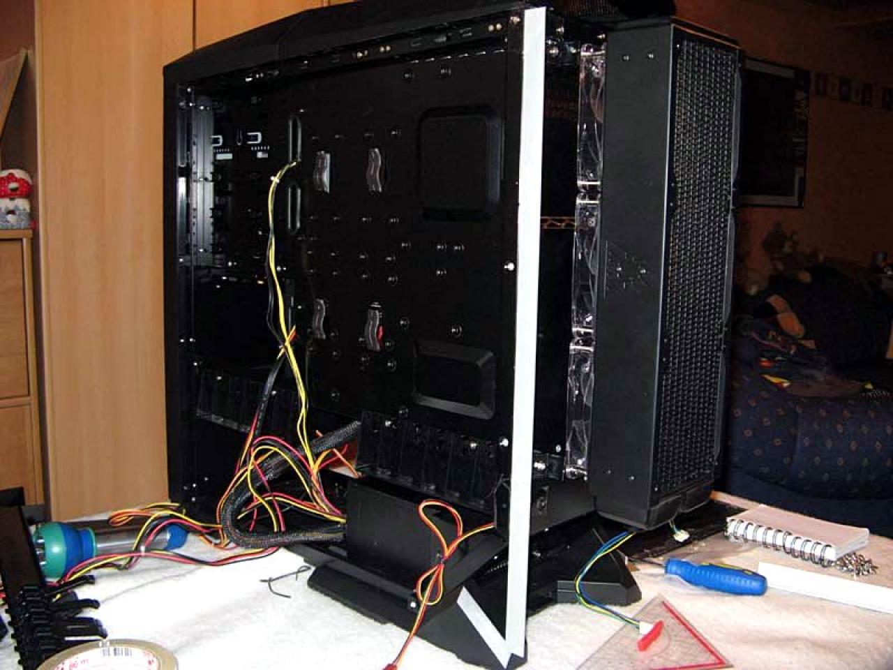 [09/10/2010] Des Rabens neue Kleider: Giftgrüne Casemod des Silverstone Raven (11)