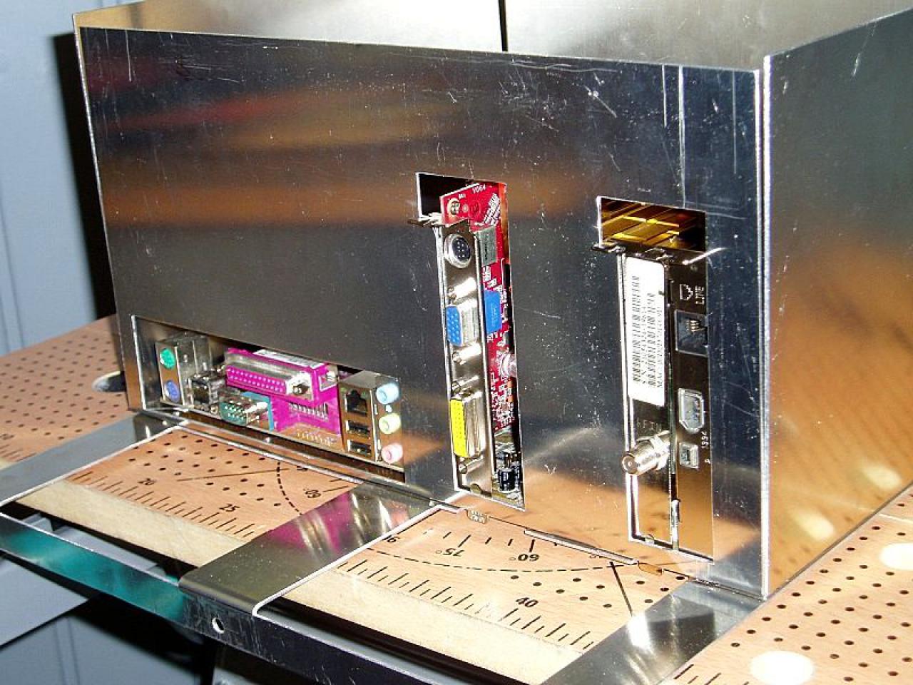 [10/10/2010] Verrückte Casecon: Drei Gehäuse für einen PC (19)