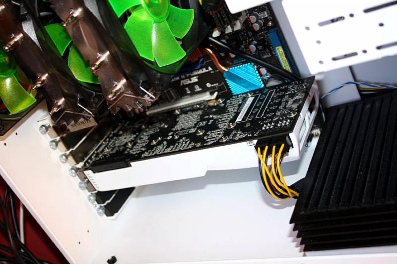 [22/10/2010] Kontrastreiche Lian-Li-Casemod: Schwarz trifft Weiß bei The Brightest Darkness (9)
