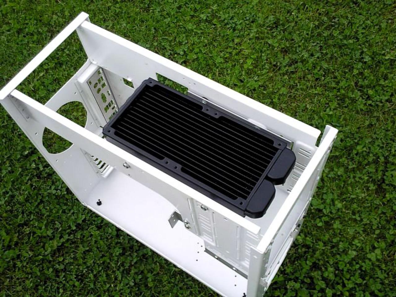 [22/10/2010] Kontrastreiche Lian-Li-Casemod: Schwarz trifft Weiß bei The Brightest Darkness (31)