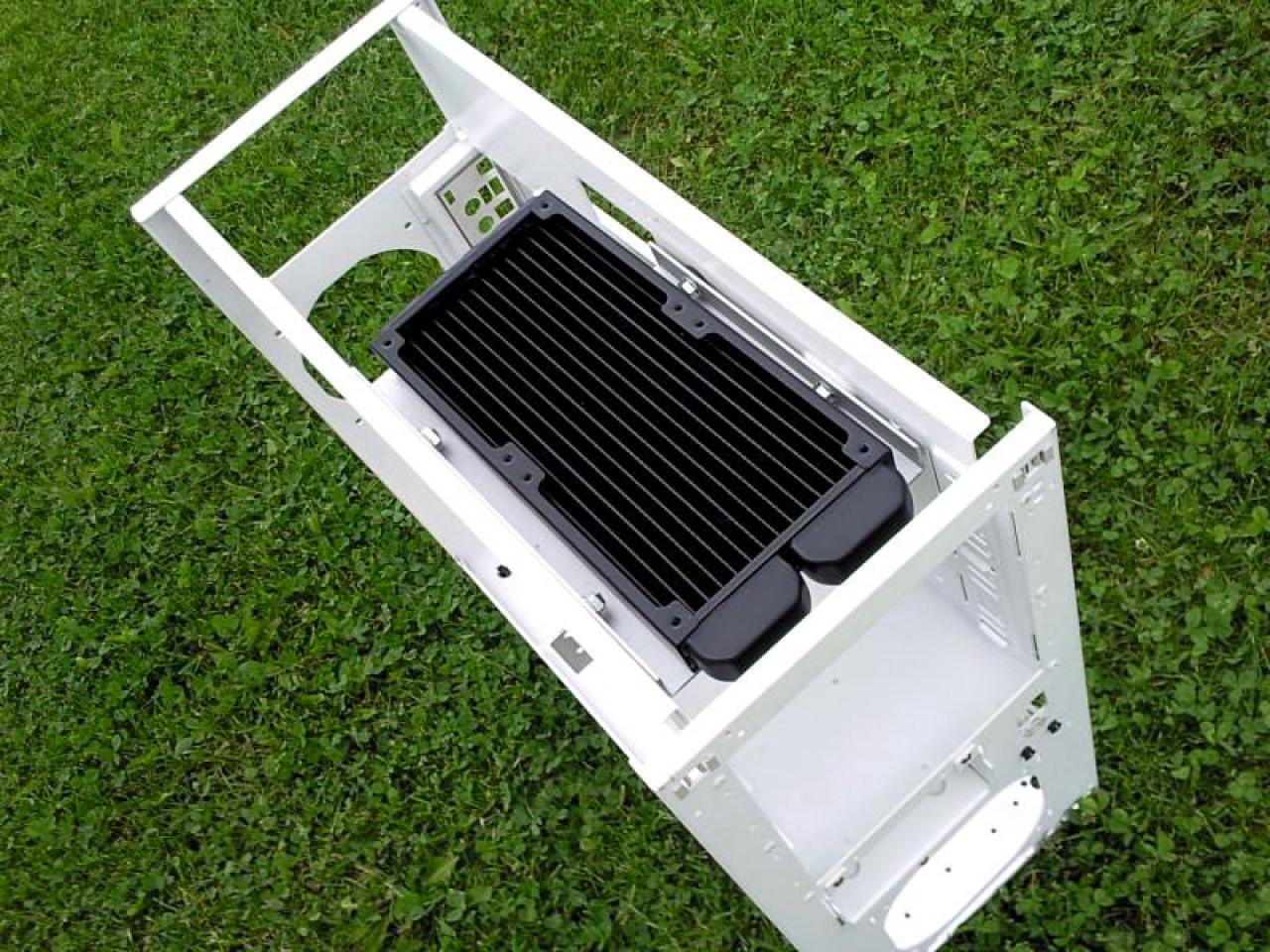 [22/10/2010] Kontrastreiche Lian-Li-Casemod: Schwarz trifft Weiß bei The Brightest Darkness (33)