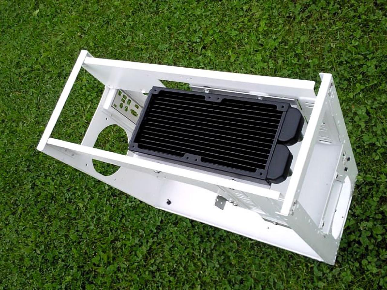 [22/10/2010] Kontrastreiche Lian-Li-Casemod: Schwarz trifft Weiß bei The Brightest Darkness (34)