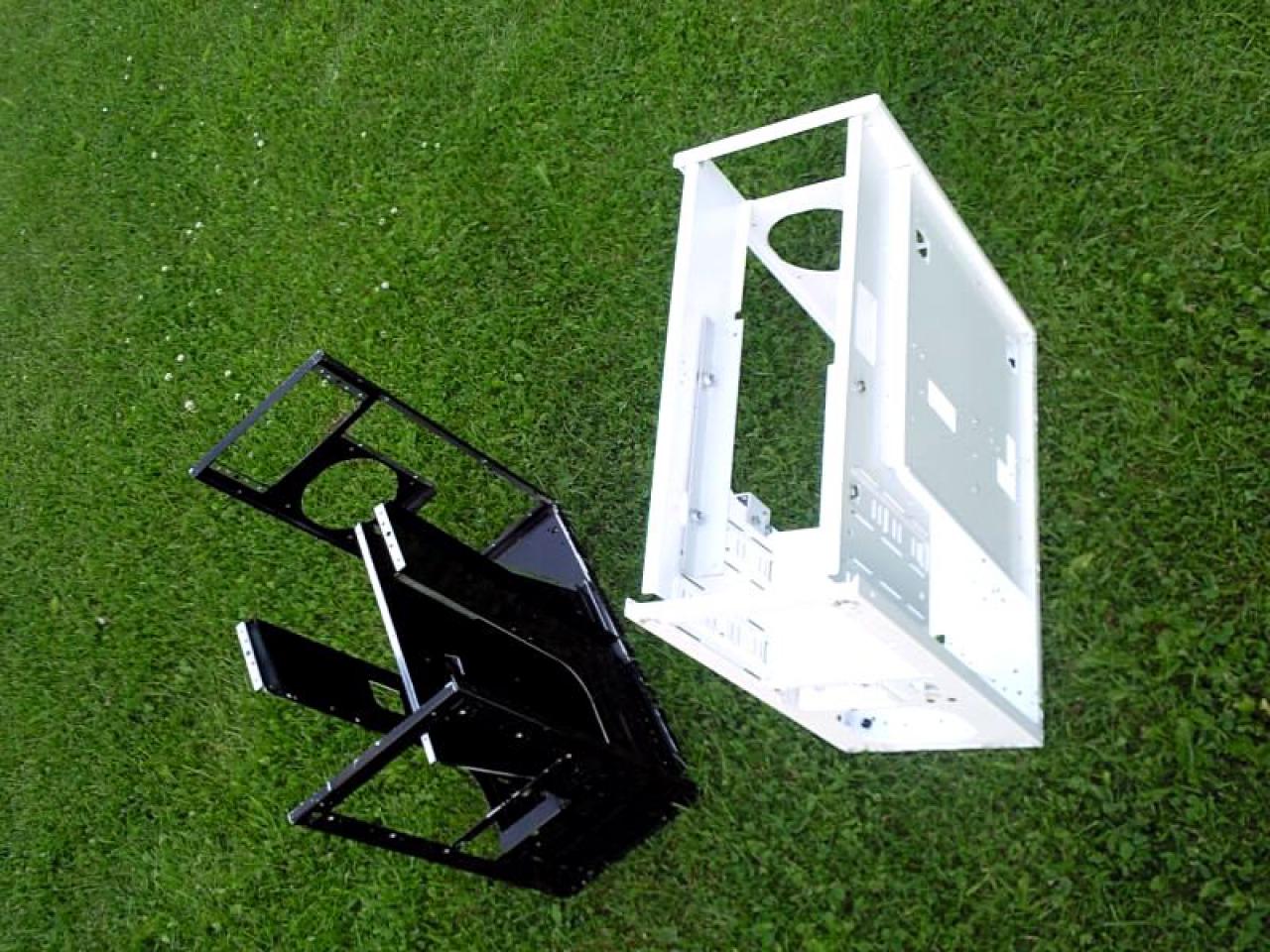 [22/10/2010] Kontrastreiche Lian-Li-Casemod: Schwarz trifft Weiß bei The Brightest Darkness (38)