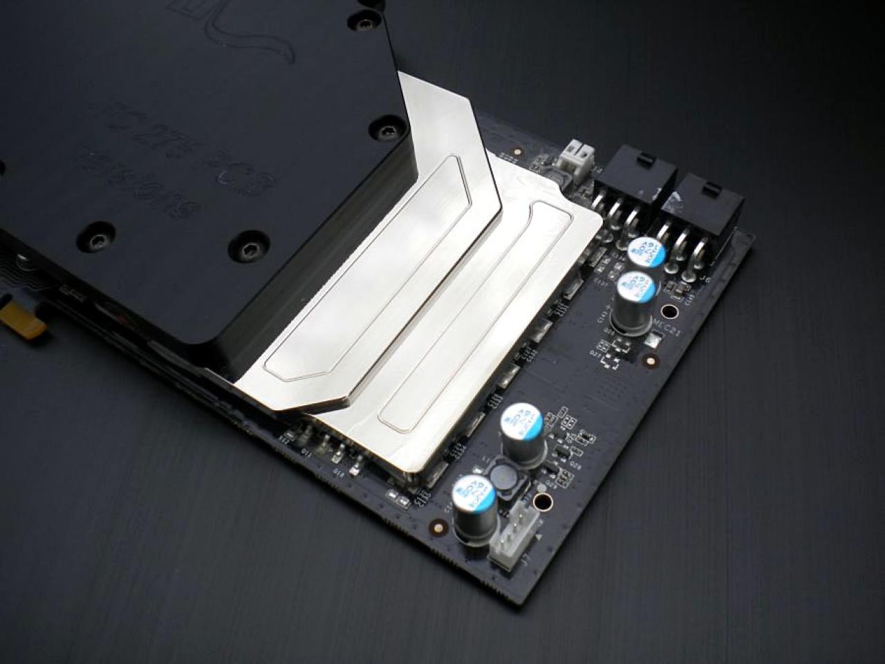 [22/10/2010] Kontrastreiche Lian-Li-Casemod: Schwarz trifft Weiß bei The Brightest Darkness (41)