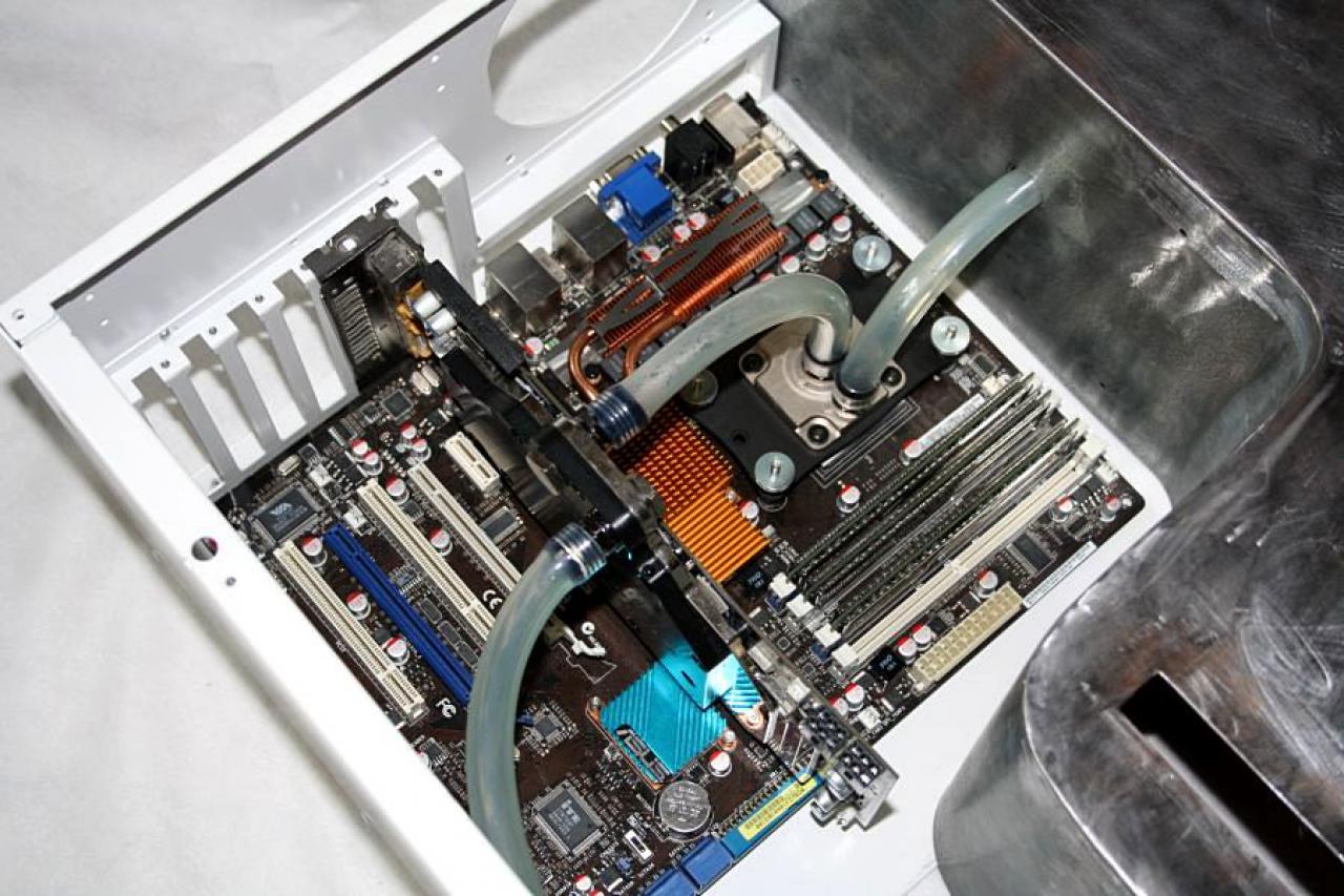 [22/10/2010] Kontrastreiche Lian-Li-Casemod: Schwarz trifft Weiß bei The Brightest Darkness (45)