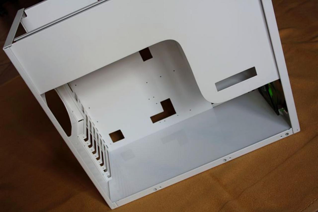 [22/10/2010] Kontrastreiche Lian-Li-Casemod: Schwarz trifft Weiß bei The Brightest Darkness (48)