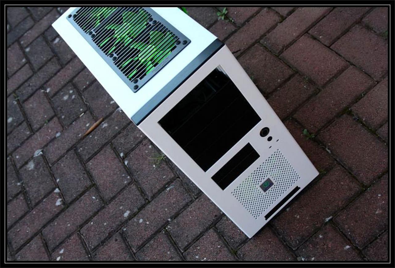 [22/10/2010] Kontrastreiche Lian-Li-Casemod: Schwarz trifft Weiß bei The Brightest Darkness (58)