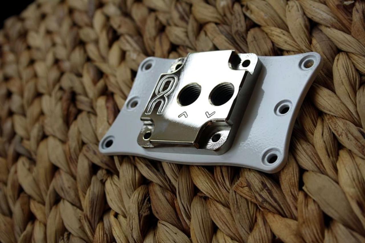 [22/10/2010] Kontrastreiche Lian-Li-Casemod: Schwarz trifft Weiß bei The Brightest Darkness (64)