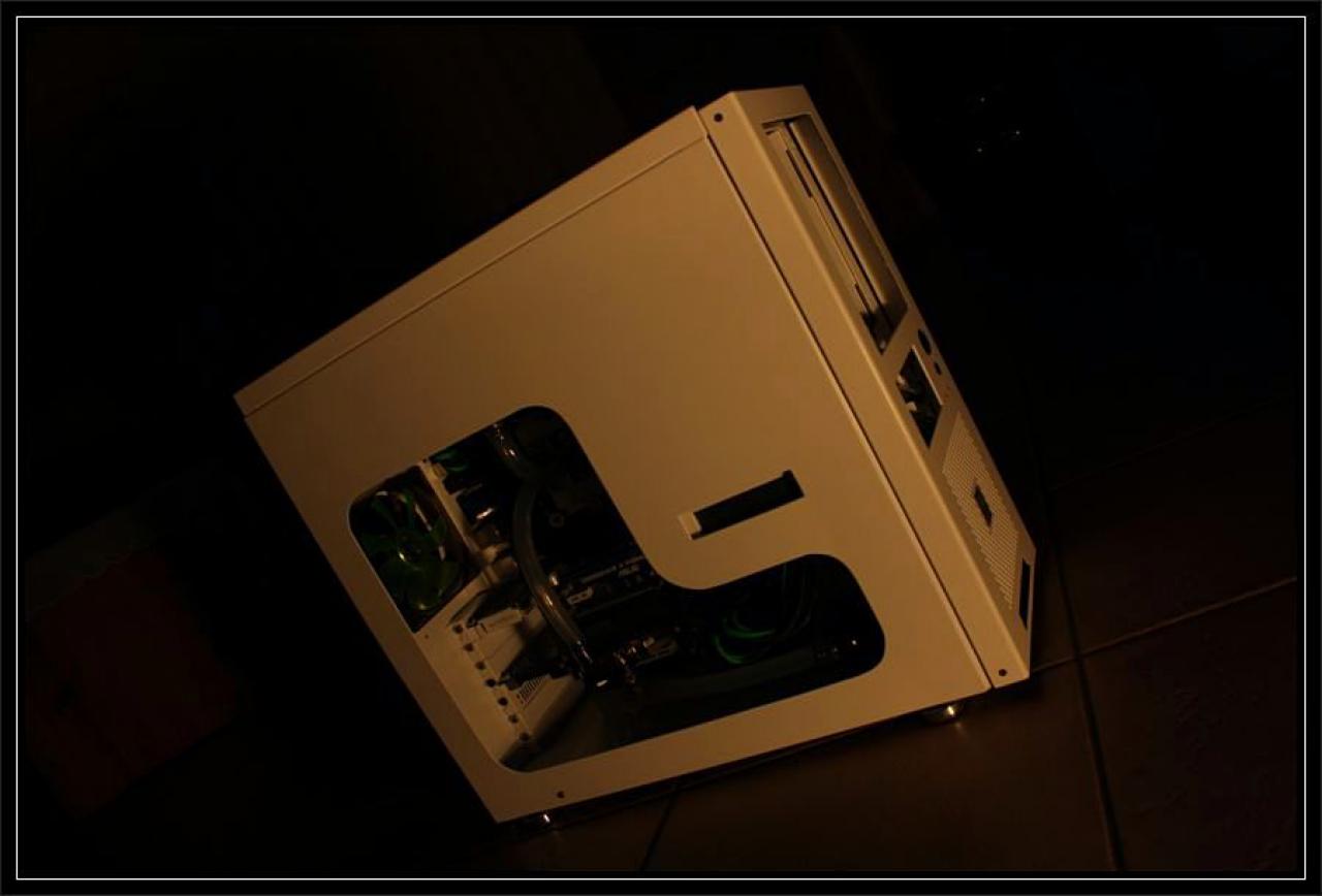 [22/10/2010] Kontrastreiche Lian-Li-Casemod: Schwarz trifft Weiß bei The Brightest Darkness (65)