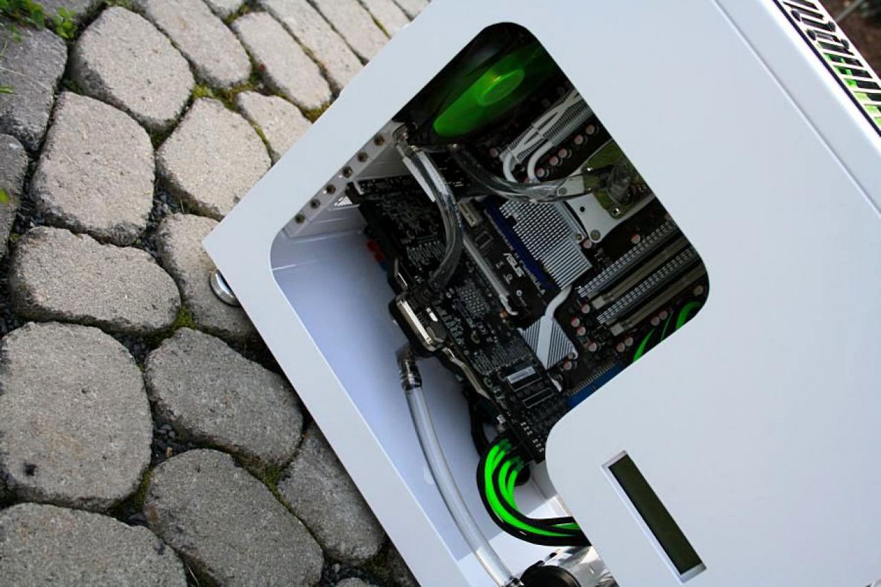 [22/10/2010] Kontrastreiche Lian-Li-Casemod: Schwarz trifft Weiß bei The Brightest Darkness (69)