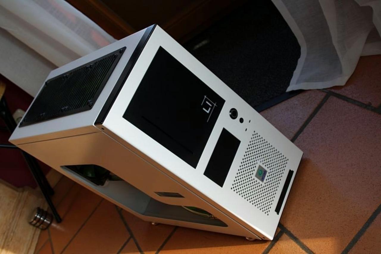 [22/10/2010] Kontrastreiche Lian-Li-Casemod: Schwarz trifft Weiß bei The Brightest Darkness (73)