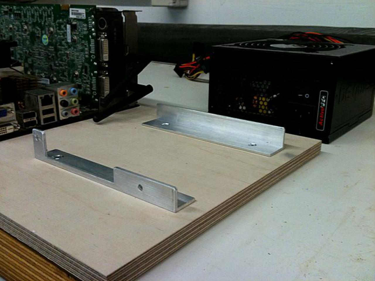 [31/10/2010] (Fast) Unsichtbarer HTPC: PC und Lautsprecher in einem Gehäuse (13)