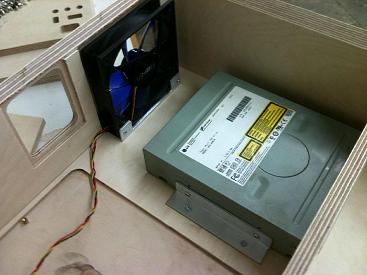 [31/10/2010] (Fast) Unsichtbarer HTPC: PC und Lautsprecher in einem Gehäuse (18)