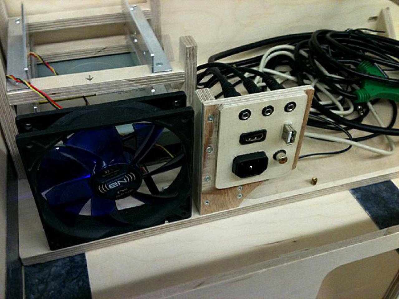 [31/10/2010] (Fast) Unsichtbarer HTPC: PC und Lautsprecher in einem Gehäuse (25)