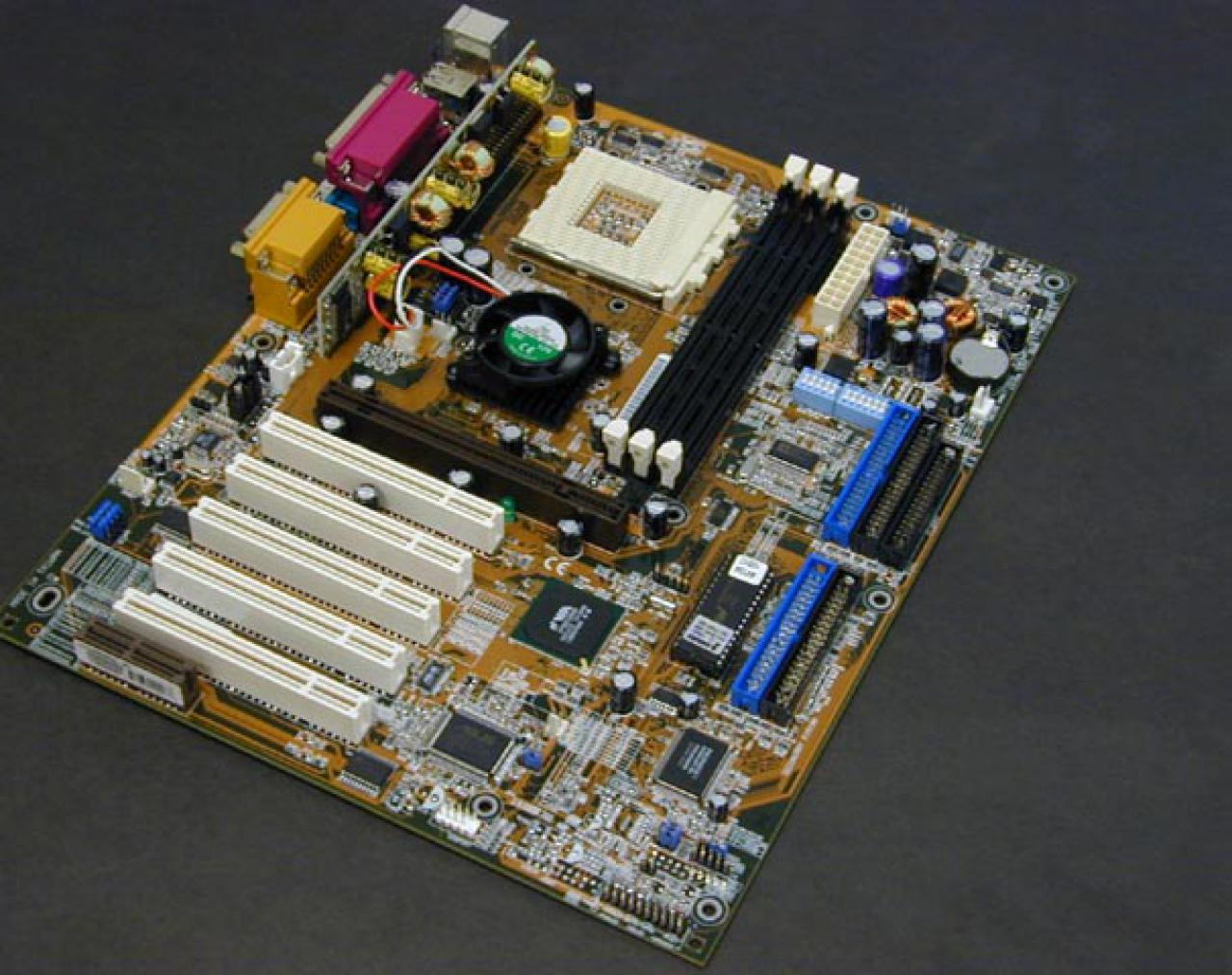[22/11/2010] Platz 13: Asus A7V133: Man kann VIA viel nachsagen, aber der Apollo Pro 133 war kein schlechter Chipsatz.