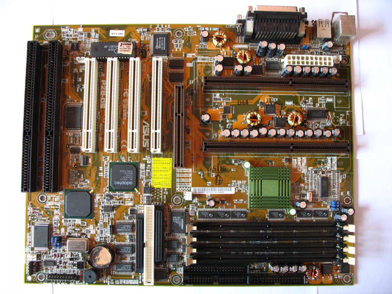 [22/11/2010] Platz 19: Asus P2B: Grundsolies Mainboard, welches dank Intel-Chipsatz zu seiner Zeit zwar Wünsche offen ließ, aber keine Anstalten machte.