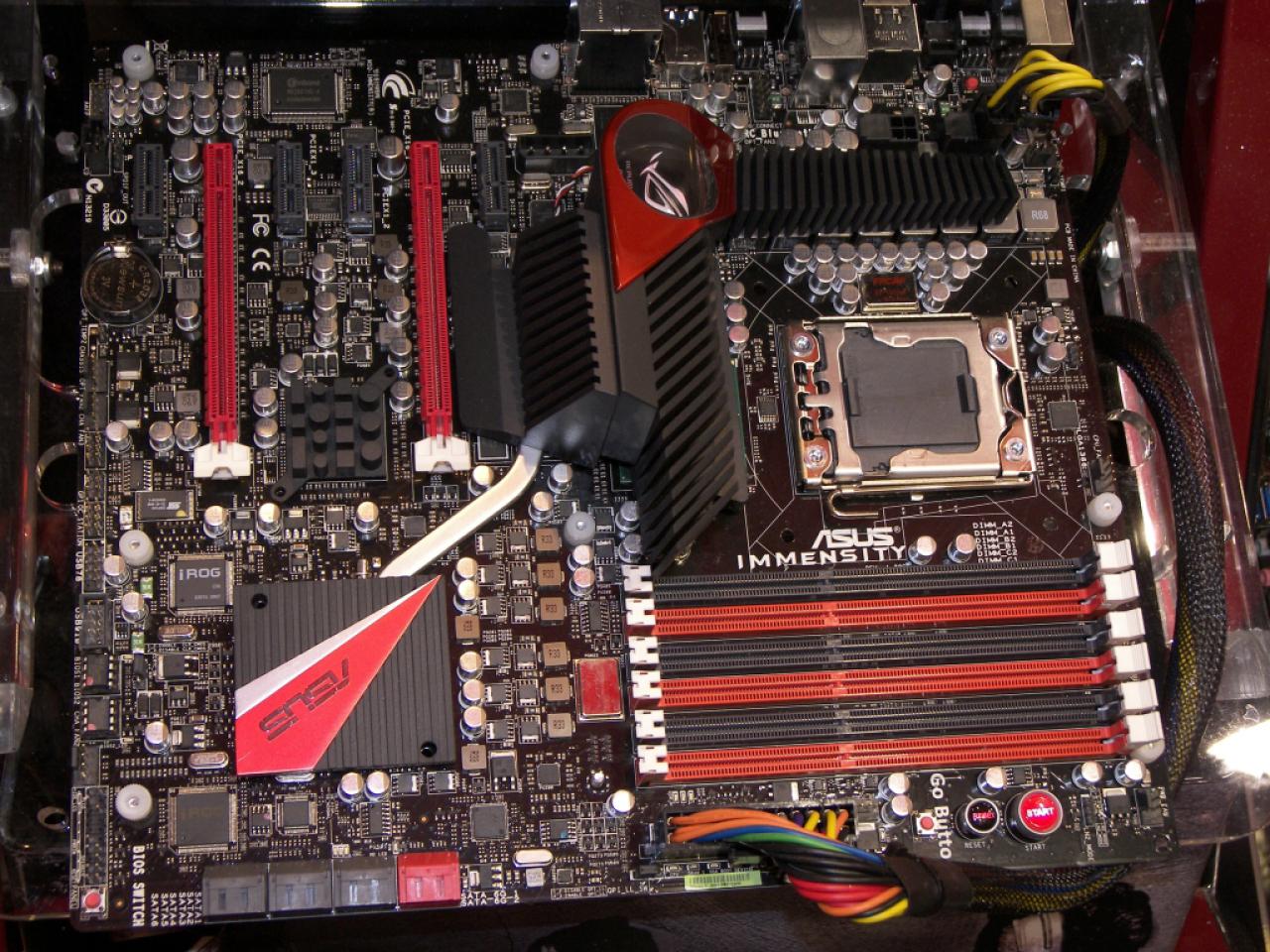 [04/11/2010] Asus Immensity: Konzept-Mainboard mit Lucid-Hydra-Chip und integrierter Radeon HD 5770