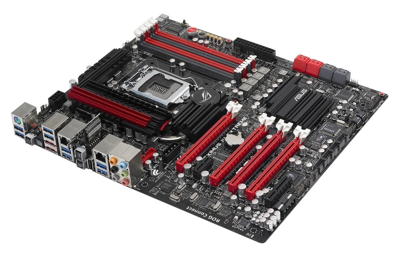 [19/11/2010] Asus Maximus IV Extreme: Dank NF200 SLI stehen zwei Grafikkarten jeweils 16 Lanes zur Verfügung - ohne den Nvidia-Chip sind es nur zweimal acht Lanes. Asus setzt zudem auf Q-Switches um die Lanes optimal aufzuteilen und die Latenzen durch den NF200 SLI so gering wie möglich zu halten.