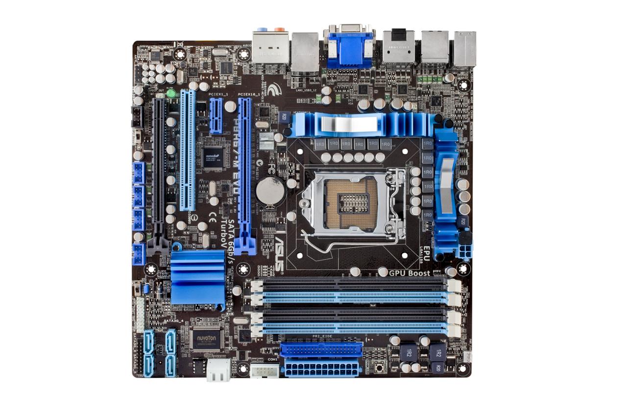 [19/11/2010] Asus P8H67-M Evo: Bei den gewinkelten Ports handelt es sich um SATA-6Gb/s-Anschlüsse vom H67-Chip. Der schwarze Grafiksteckplatz ist nur zur Hälfte mit Kontakten bestückt und liefert daher nur acht statt 16 Lanes.