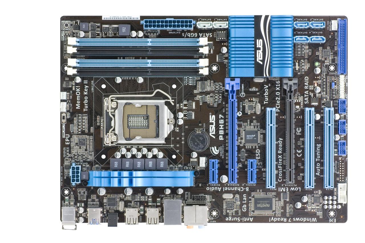 [19/11/2010] Asus P8H67: Der zweite Grafiksteckplatz bietet nur acht statt 16 Lanes. Die beiden hellen SATA-Anschlüsse zwischen Chip-Kühler und 24-poligem-Stromanschluss bieten SATA-6Gb/s-Bandbreite.