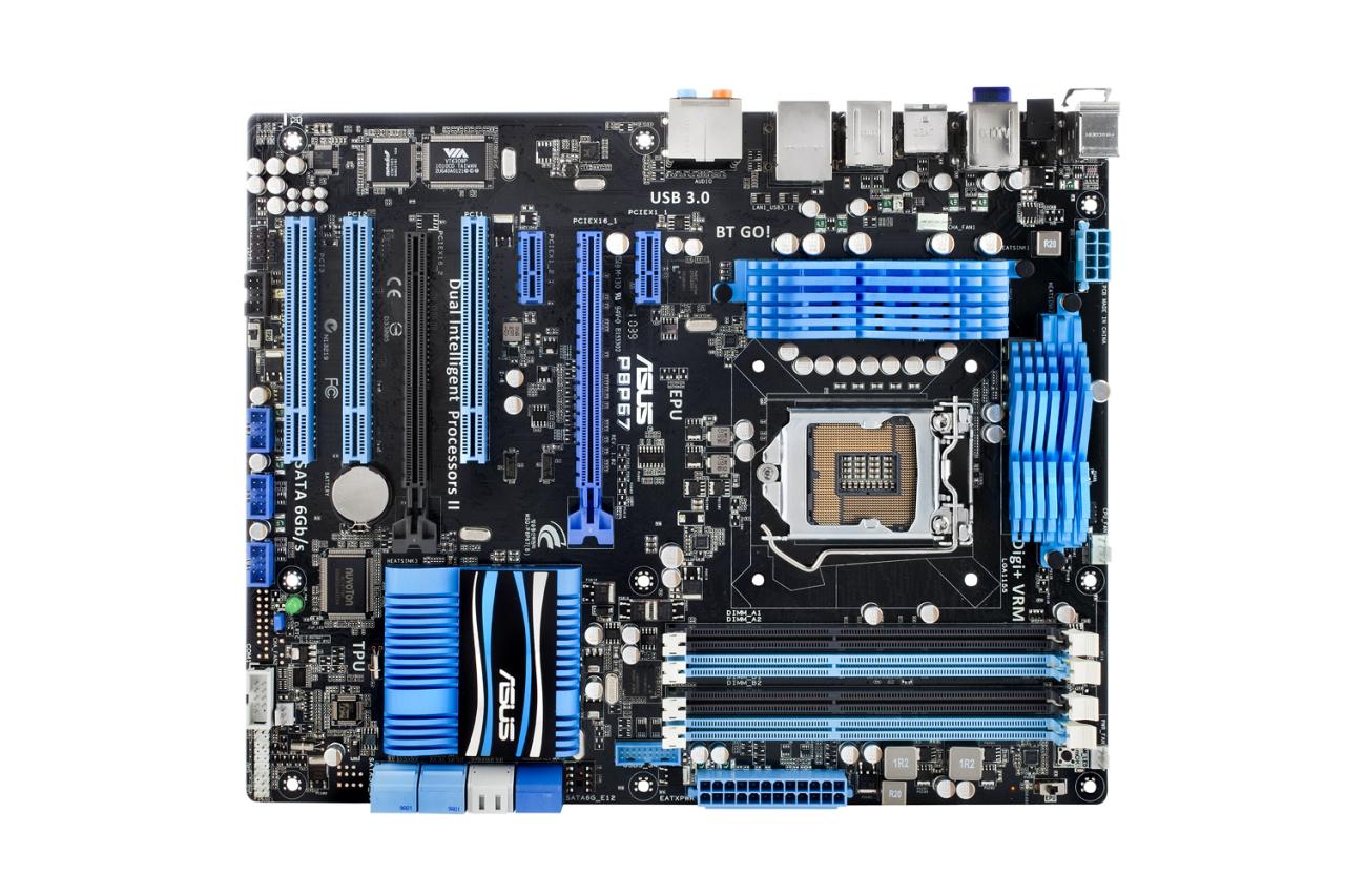 [19/11/2010] Asus P8P67: Der blaue Anschluss links unterhalb der RAM-Bänke eignet sich für Front-USB-3.0.