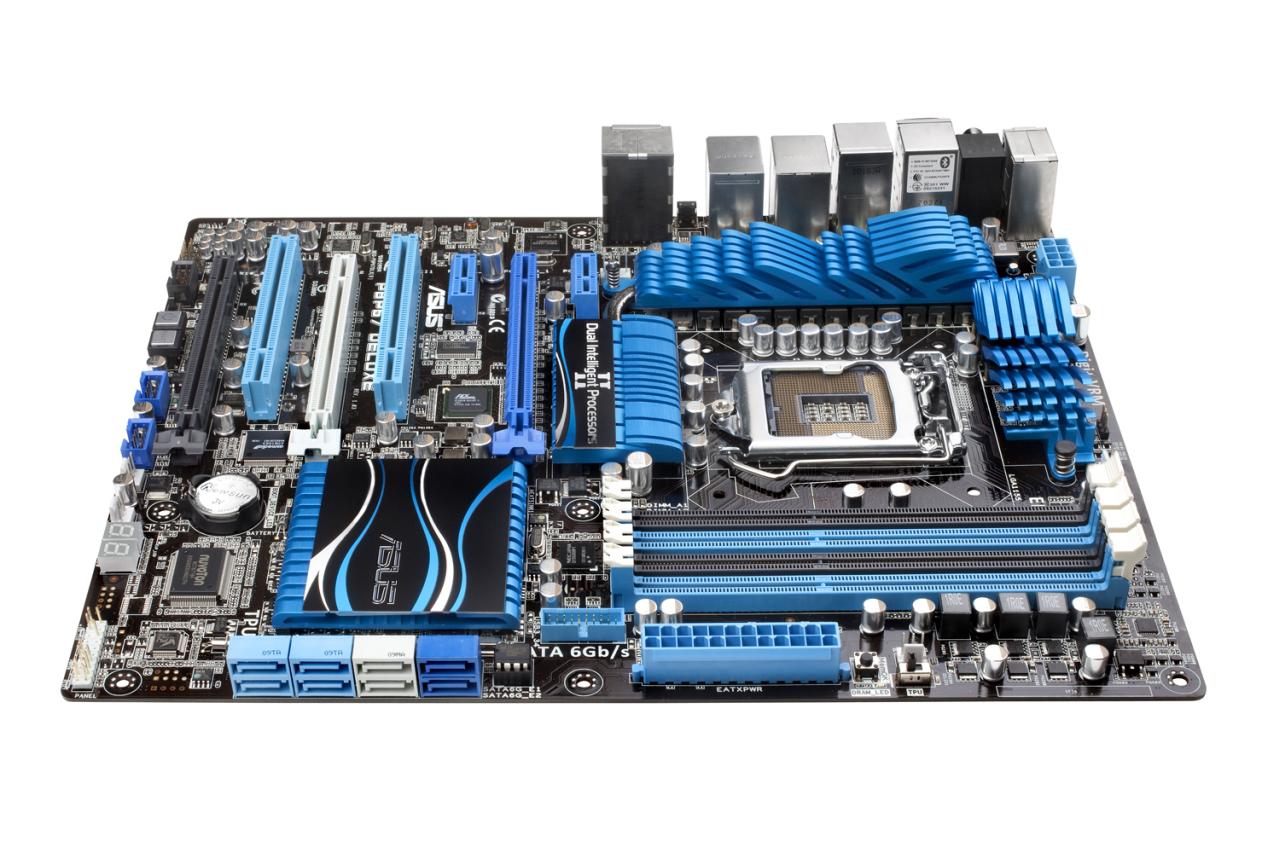 [19/11/2010] Asus P8P67 Deluxe: Hier erkennt man gut die vier SATA-3Gb/s-Ports (hellblau) und die vier SATA-6Gb/s-Anschlüsse (grau sowie dunkelblau).