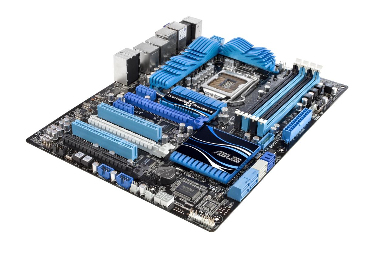 [19/11/2010] Asus P8P67 Deluxe: Diagnose-LEDs sowie Power- und Reset-Schalter sind ebenfalls vorhanden.