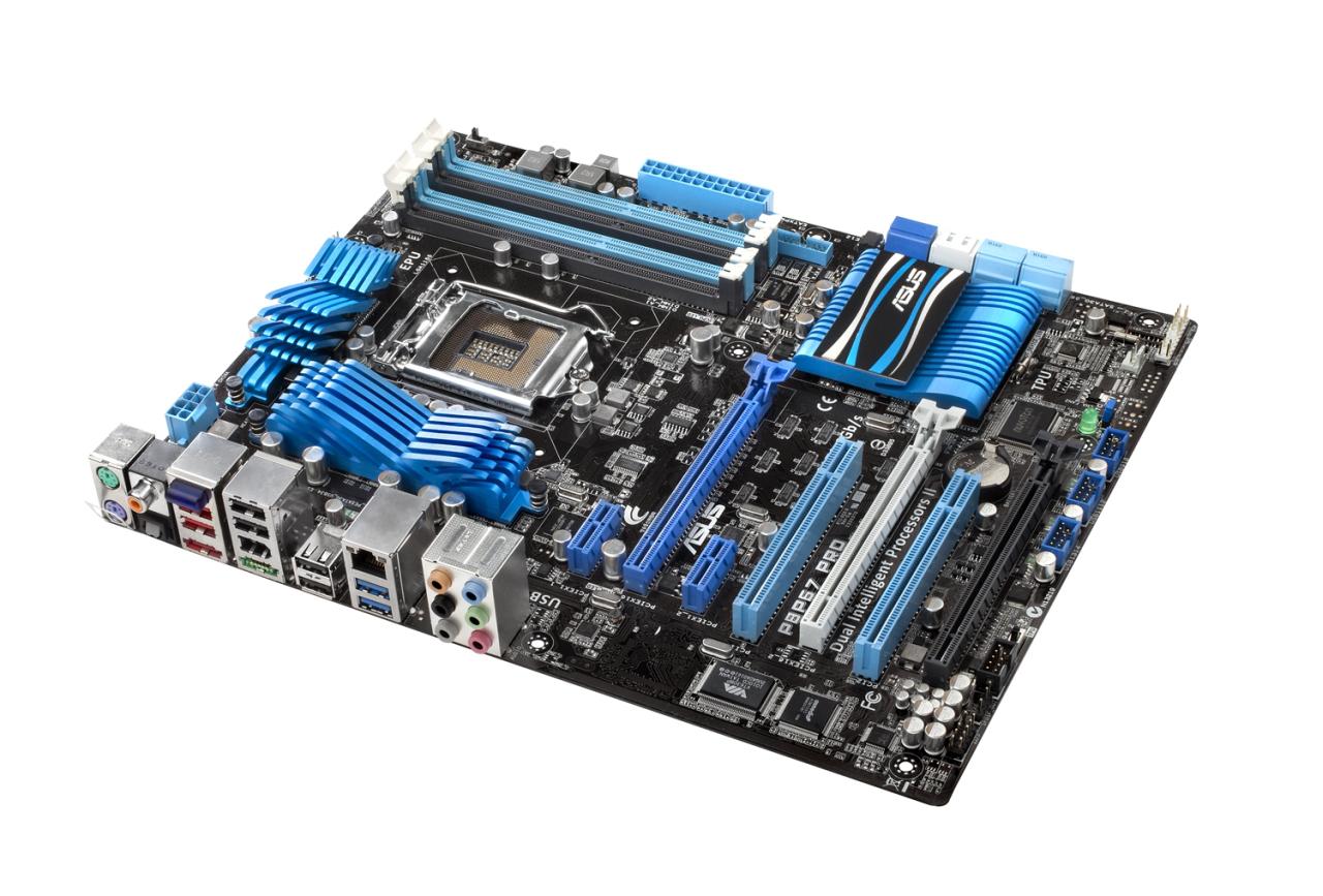 [19/11/2010] Asus P8P67 Pro: Die Kühler auf der Platine sind erfreulich niedrig um Kompatibilitätsprobleme mit großen CPU- oder GPU-Kühlern zu vermeiden.