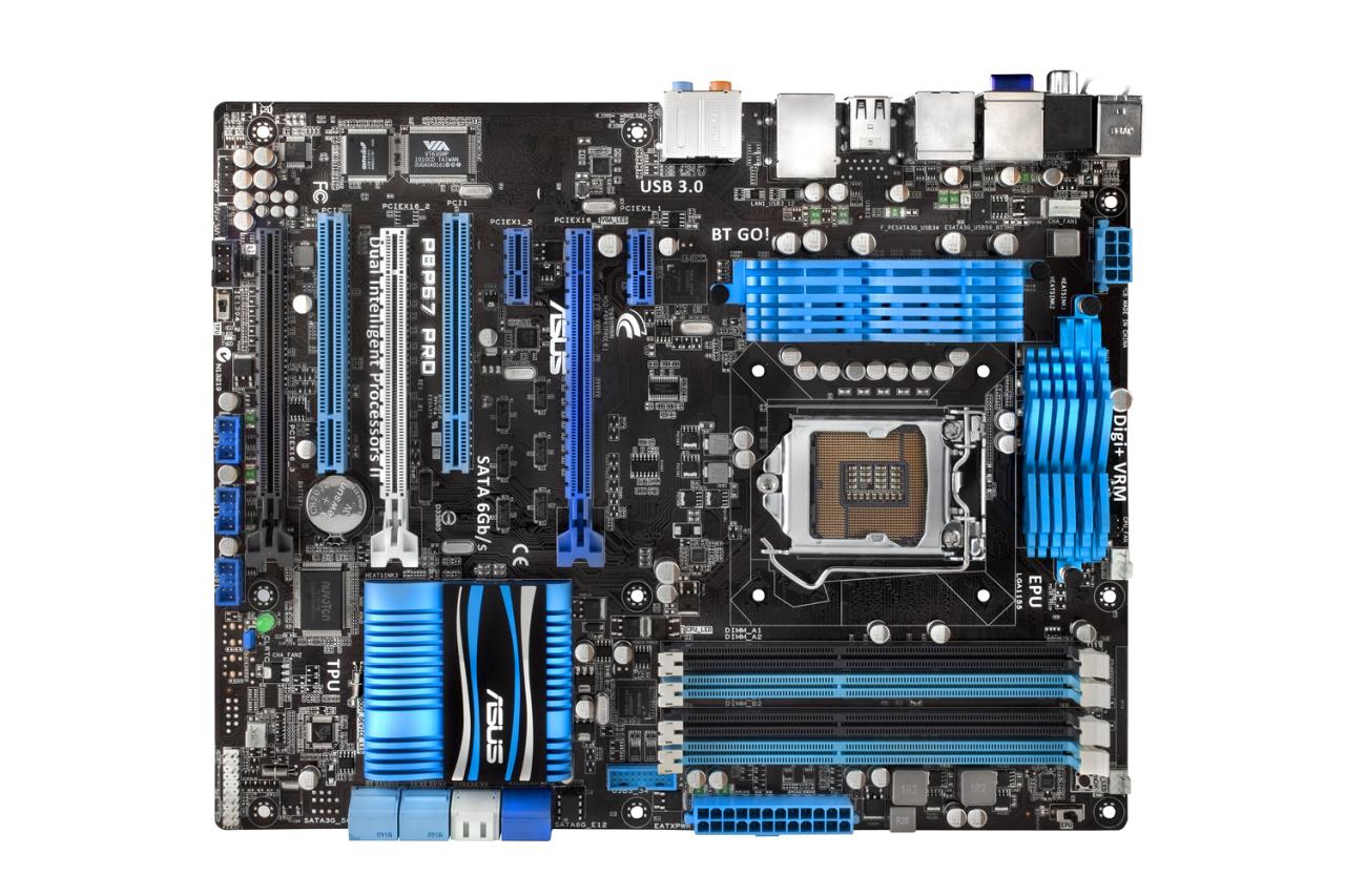 [19/11/2010] Asus P8P67 Pro: Auch hier sitzt ein Front-USB-3.0-Anschluss bei den RAM-Bänken.