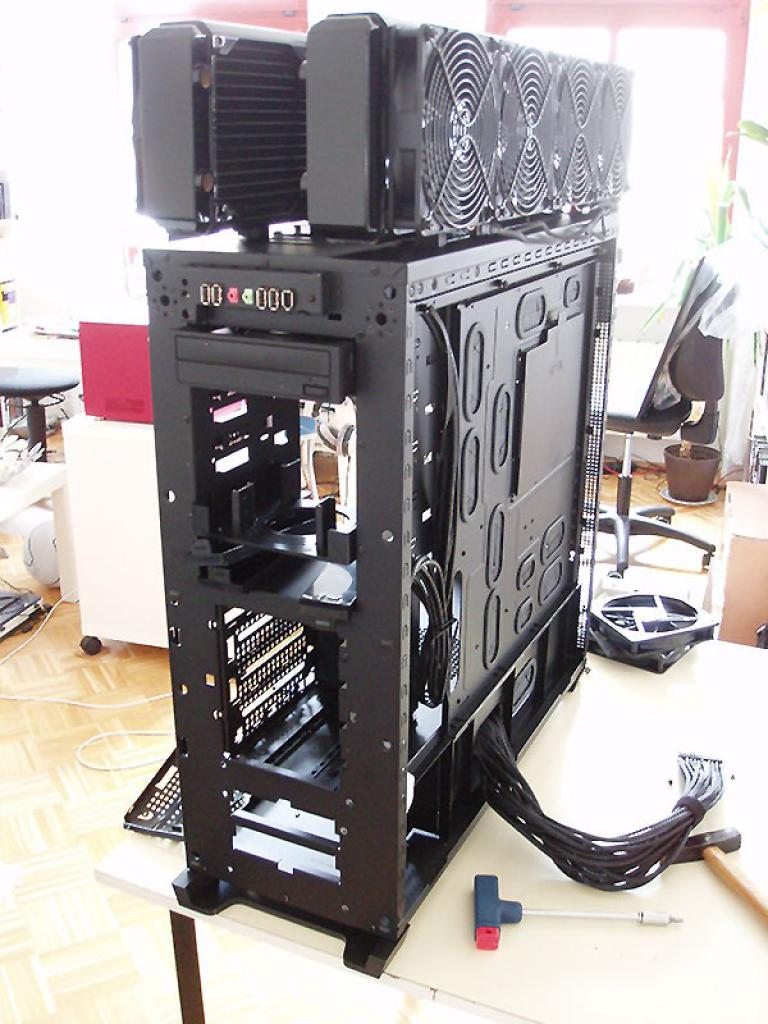 [05/11/2010] Casemod Behemoth Projekt: Black Industrial meets Mutter aller Mainboards EVGA SR-2 (8)