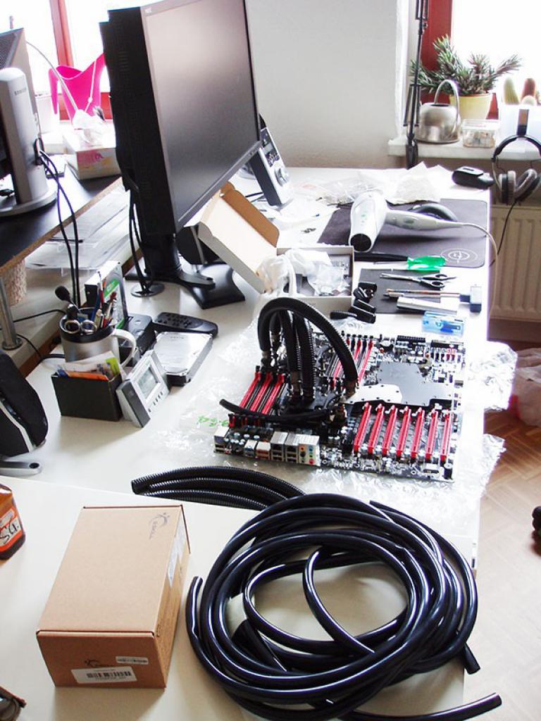 [05/11/2010] Casemod Behemoth Projekt: Black Industrial meets Mutter aller Mainboards EVGA SR-2 (39)