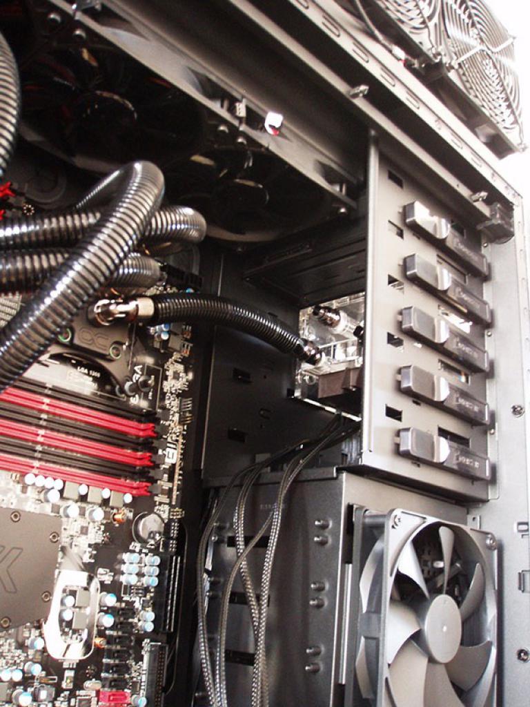 [05/11/2010] Casemod Behemoth Projekt: Black Industrial meets Mutter aller Mainboards EVGA SR-2 (45)