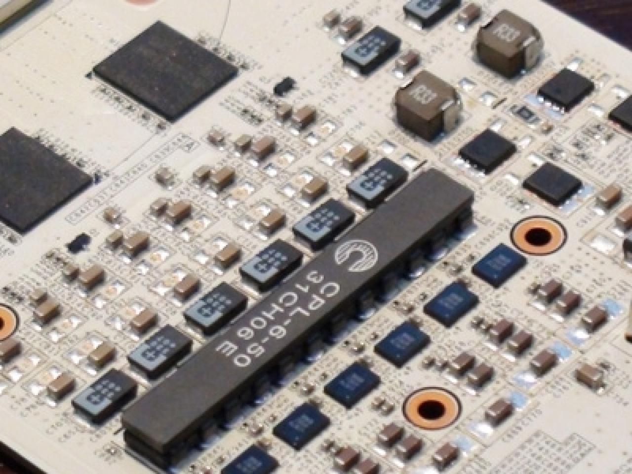 [01/11/2010] Galaxy zeigt weißen Prototypen einer Geforce GTX 460, die mit werkseitiger Übertaktung kommen soll. (2)