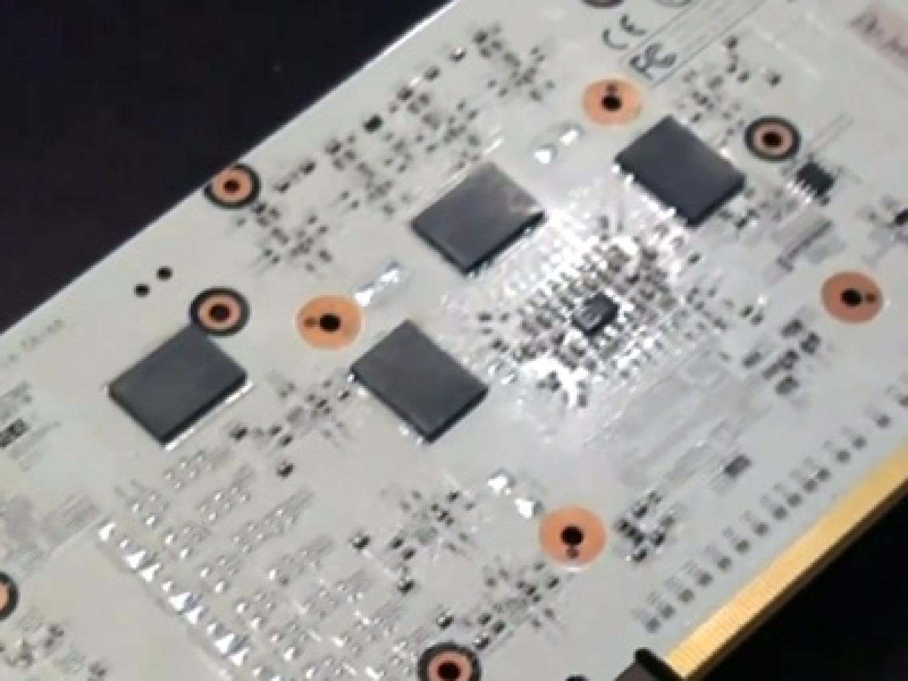 [01/11/2010] Galaxy zeigt weißen Prototypen einer Geforce GTX 460, die mit werkseitiger Übertaktung kommen soll. (3)