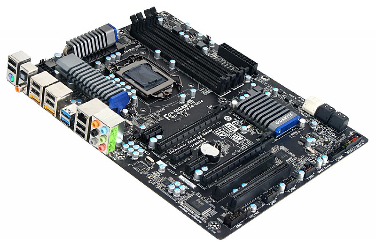 [19/11/2010] Gigabyte P67A-UD4: Im Gegensatz zu den UD3-Boards unterstützt die UD4-Variante laut Aufdruck nicht nur Crossfire sondern auch SLI.