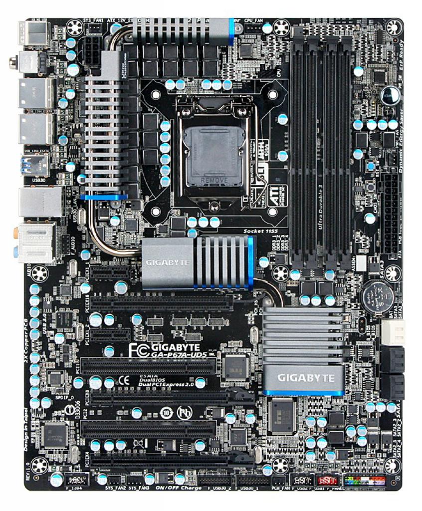 [19/11/2010] Gigabyte P67A-UD5: Der oberste Grafikslot hat offenbar 16, der zweite acht und der dritte vier Lanes - SLI und Crossfire werden unterstützt.